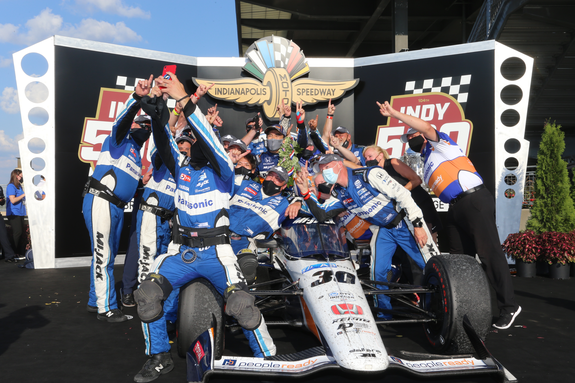 ▲Sato and his team members taking selfies in the victory circle.