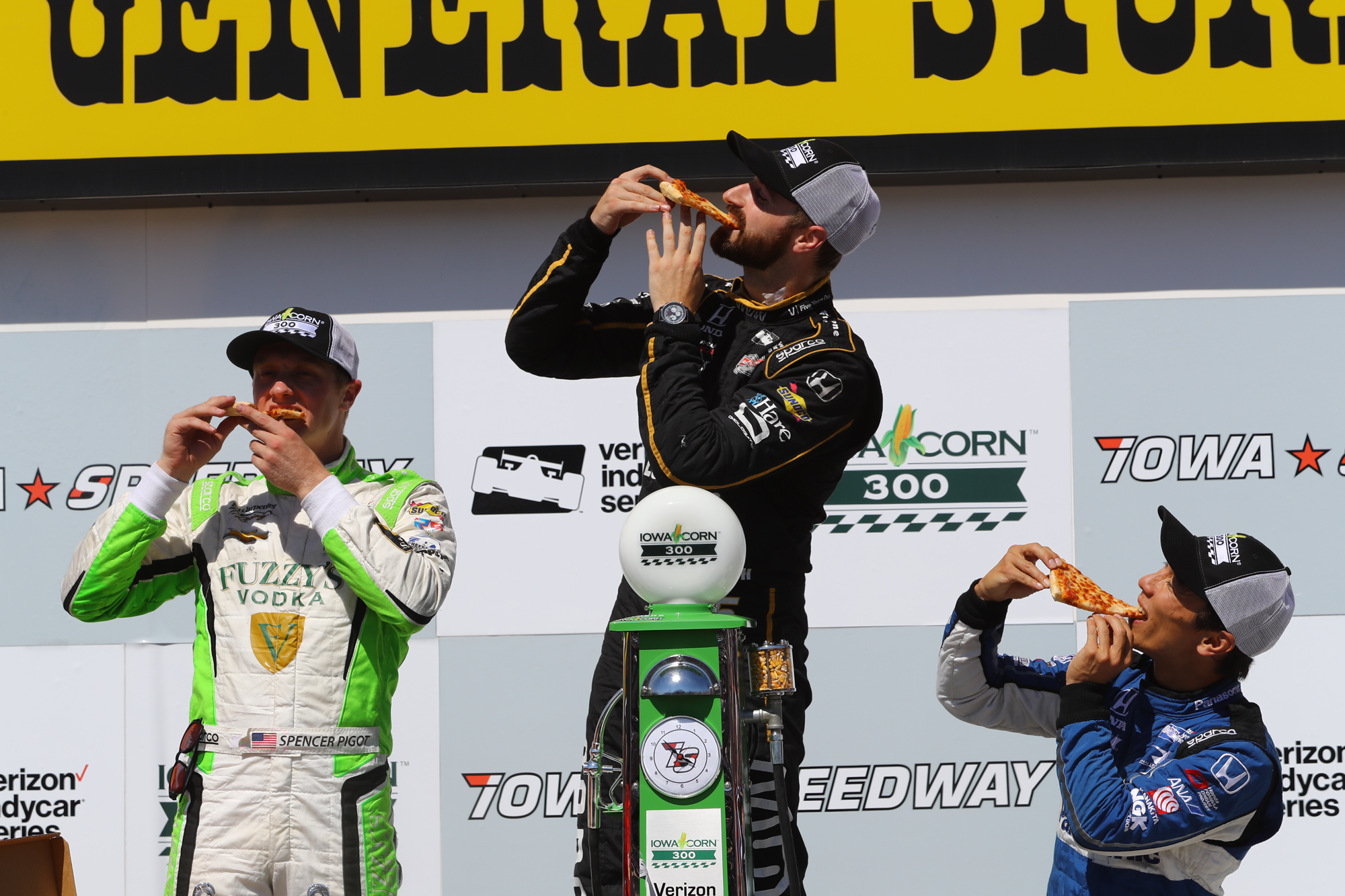 ▲Iowa: First podium finish for the season. Enjoying a slice of pizza provided by the sponsor on the podium.
