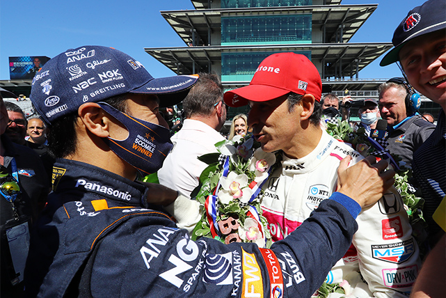 ▲Indy 500: Sato congratulating Helio Castroneves, the 105th Indy 500 winner